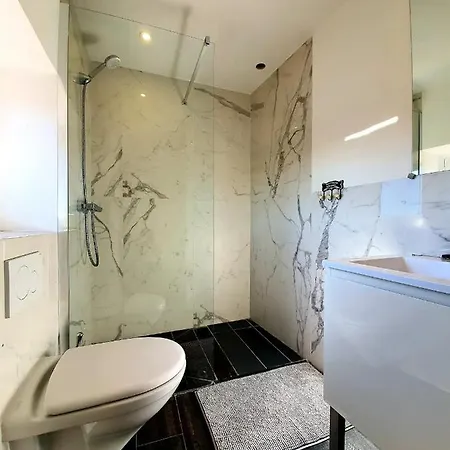 Freshly Tastefully Renovated In Heart Of Old *