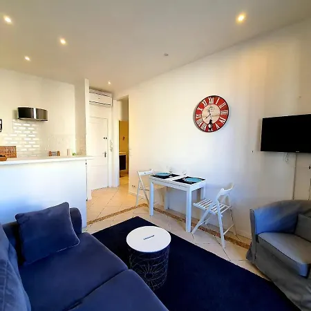 Freshly Tastefully Renovated In Heart Of Old Apartamento Antibes