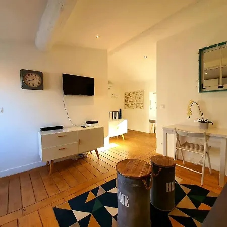 Freshly Tastefully Renovated In Heart Of Old Apartamento Antibes