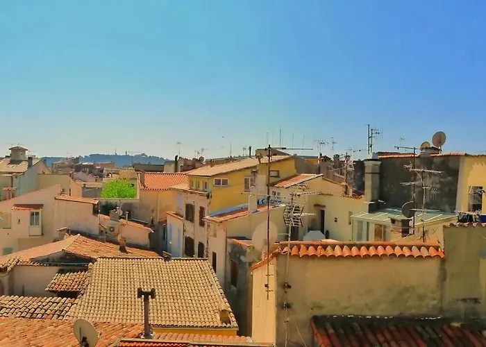 Apartment Freshly Tastefully Renovated In Heart Of Old Antibes