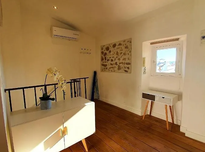 Freshly Tastefully Renovated In Heart Of Old *