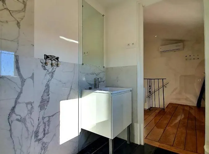 Apartment Freshly Tastefully Renovated In Heart Of Old *