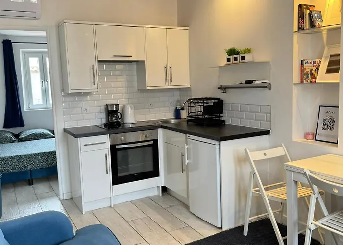 Apartment Freshly Tastefully Renovated In Heart Of Old Antibes