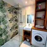 Freshly Tastefully Renovated In Heart Of Old Lejlighed