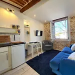 Lejlighed Freshly Tastefully Renovated In Heart Of Old