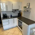 Freshly Tastefully Renovated In Heart Of Old Lejlighed
