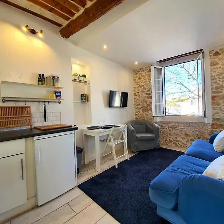 Apartment Freshly Tastefully Renovated In Heart Of Old