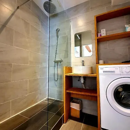 Freshly Tastefully Renovated In Heart Of Old Apartment