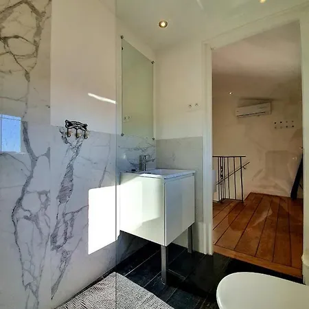 Apartment Freshly Tastefully Renovated In Heart Of Old *