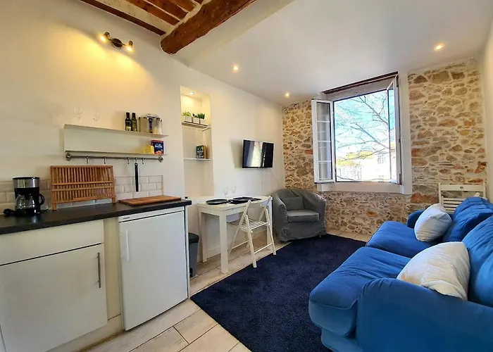 Апартаменти Freshly Tastefully Renovated In Heart Of Old