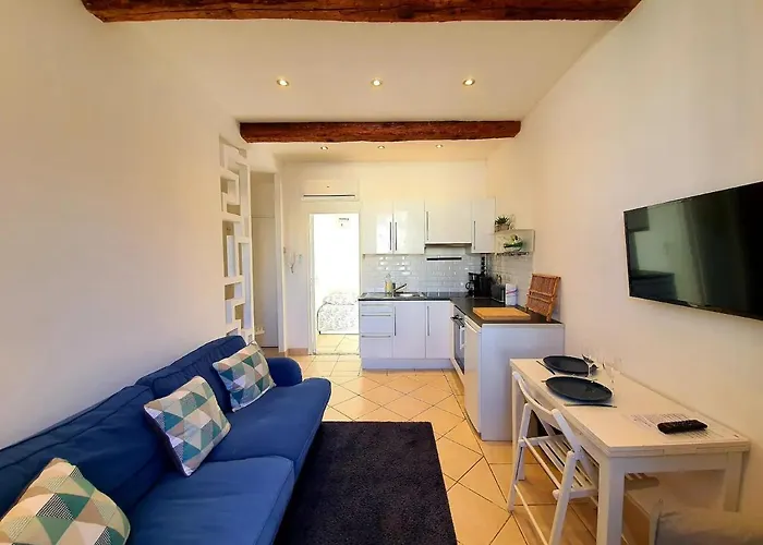 Апартаменти Freshly Tastefully Renovated In Heart Of Old