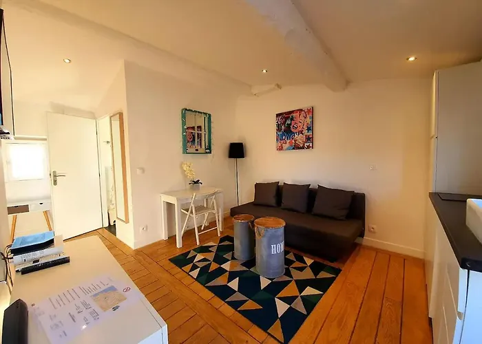 Freshly Tastefully Renovated In Heart Of Old Антіб