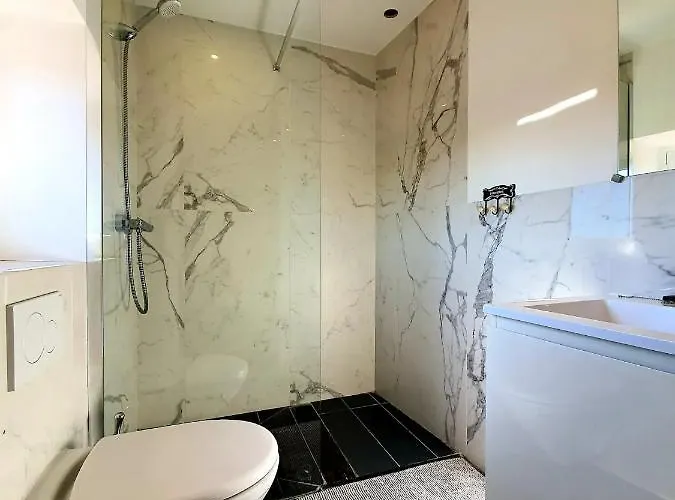 Freshly Tastefully Renovated In Heart Of Old *