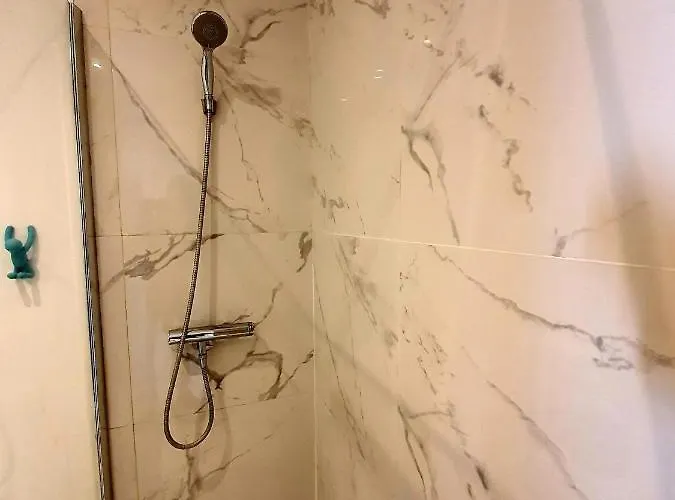 Freshly Tastefully Renovated In Heart Of Old Апартаменти