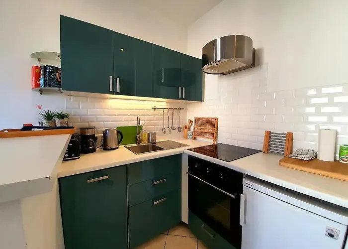 Апартаменти Freshly Tastefully Renovated In Heart Of Old Антіб