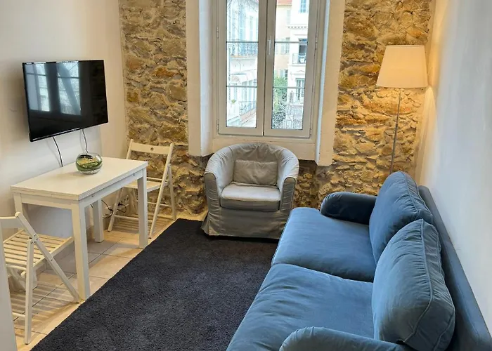 Апартаменти Freshly Tastefully Renovated In Heart Of Old